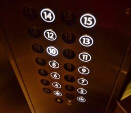 Asansörde Facia / Kübra Erbayrakçı