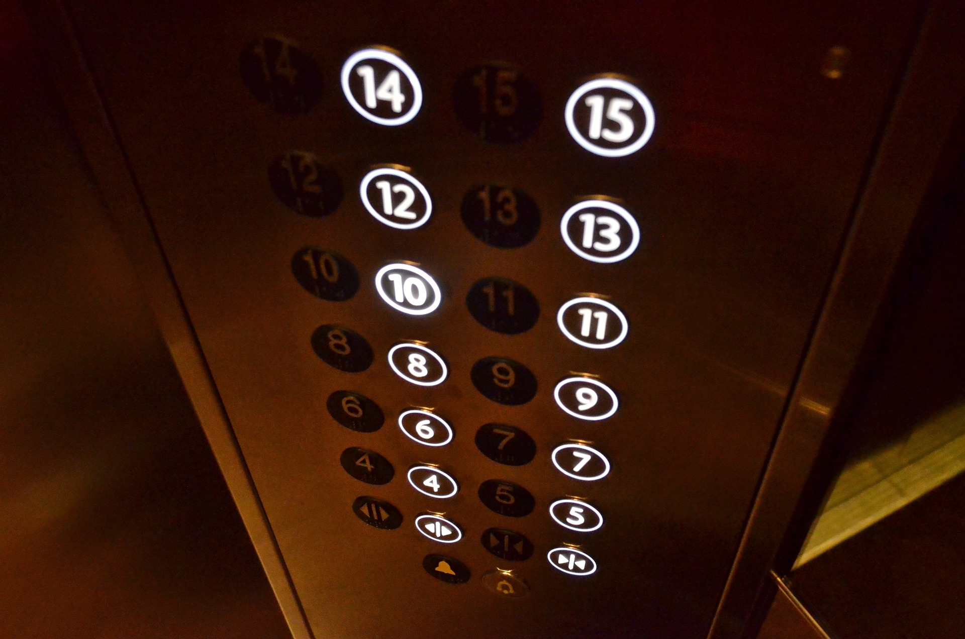 Asansörde Facia / Kübra Erbayrakçı