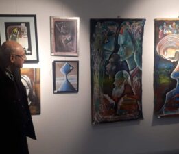 Yazar ve ressam Muzaffer Oruçoğlu’nun “Kadınlar Işığa Doğru” adlı kişisel resim sergisi açıldı.