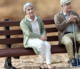 BEN GENÇLİĞİ BİLİRİM, SİZ YAŞLILIĞI BİLİR MİSİNİZ? / Melek Koç