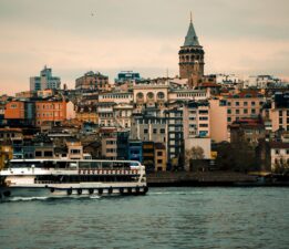 BİR TUTAM İSTANBUL -2 /Melek Koç