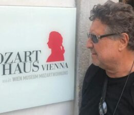 Yıllara Meydan Okuyan Tiyatro Sanatçısı Can ÖZTOPÇU ile Söyleşi