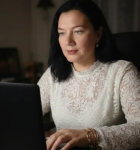 Ayşe Ayan: “Editörlük metni düzeltmekten ibaret değildir”